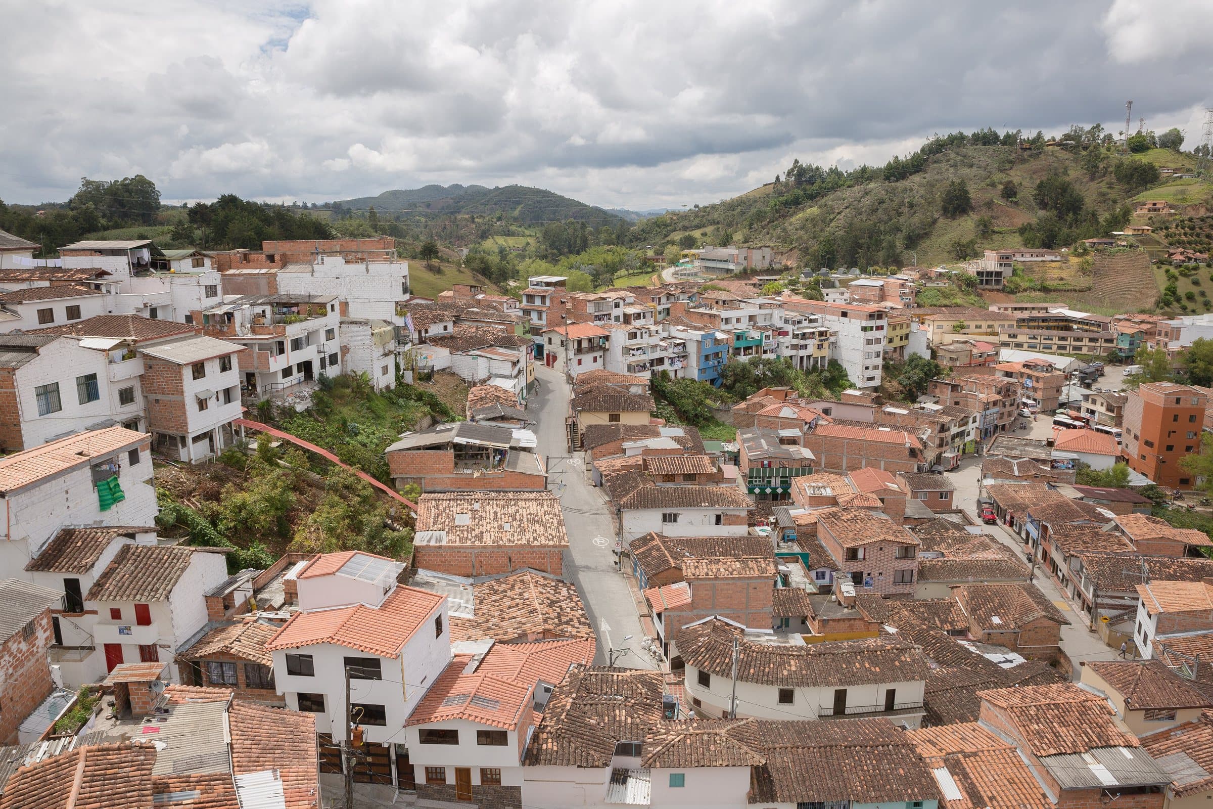 Vista aérea de San Vicente Ferrer, con sus casas blancas entre montañas